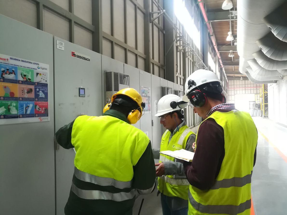 Inspección de tableros en planta industrial